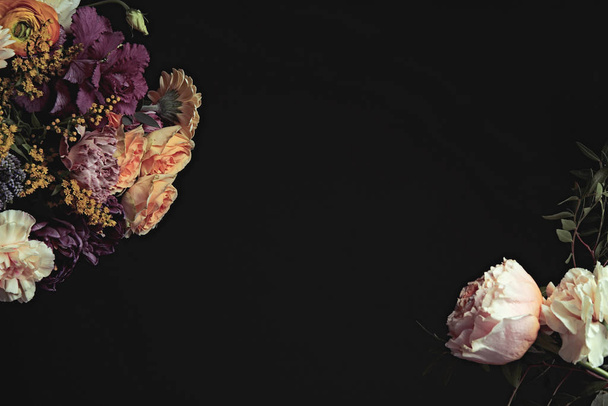 Όμορφο μπουκέτο από διαφορετικά λουλούδια σε μαύρο φόντο, χώρος για κείμενο. Floral κάρτα σχεδιασμού με σκούρο vintage αποτέλεσμα - Φωτογραφία, εικόνα