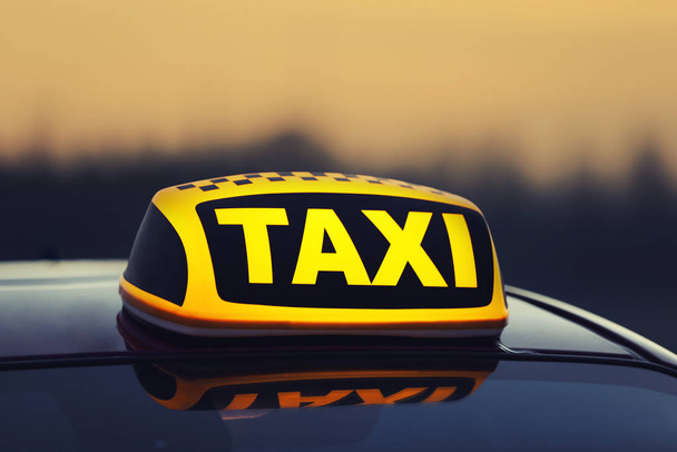 Ταξί με κίτρινη πινακίδα οροφής σε εξωτερικούς χώρους, closeup - Φωτογραφία, εικόνα