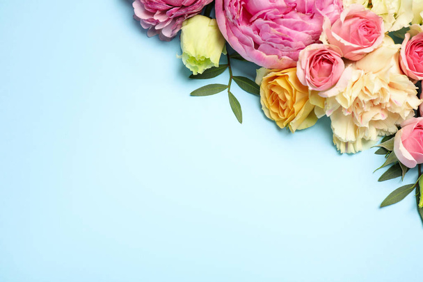 Flat lay composition with beautiful flowers and space for text on light blue background. Floral card design - Foto, Imagen