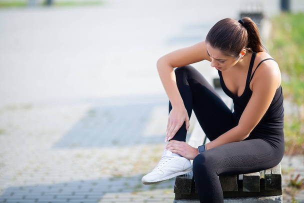Nő szenved a fájdalom a láb edzés után - Fotó, kép