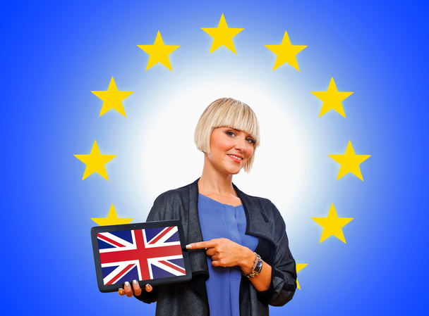 mulher segurando tablet com bandeira do reino unido na união europeia
 - Foto, Imagem