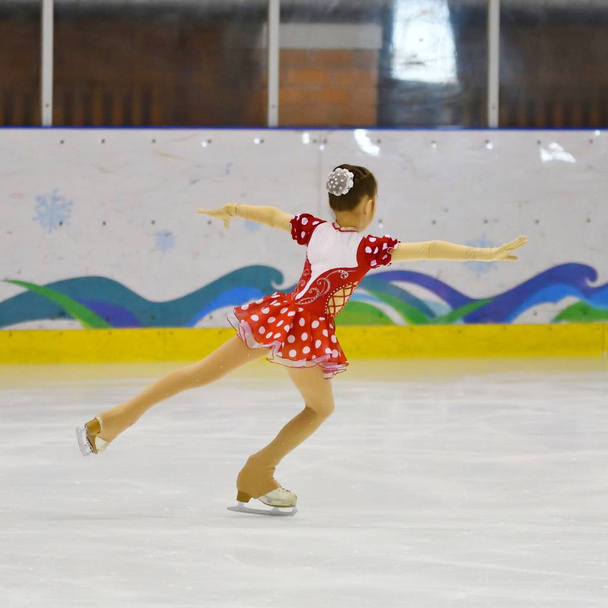 Girl ice skating  - Foto, Bild