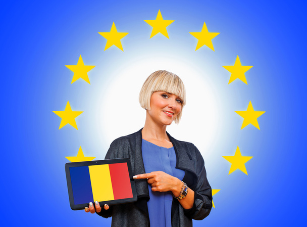 kadın holding tablet ile Avrupa Birliği backg Romanya bayrağı - Fotoğraf, Görsel