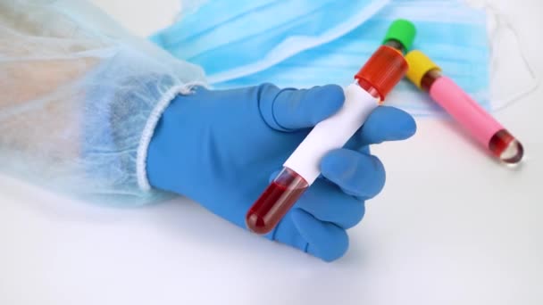 Hand met bloedmonster in vacuümbuis. Positieve testresultaten voor het nieuwe snel verspreidende Coronavirus - Video