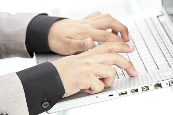 Gros plan de l'homme d'affaires, les mains masculines, à l'aide d'un ordinateur
 - Photo, image