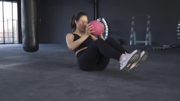 Vrouwentraining met pilates squat legs in fitnessstudio gezonde levensstijl spieropbouwer, atletische sport vrouw training uithoudingsvermogen sterke training. Hd Slow motion Beeldmateriaal cinematisch - Video