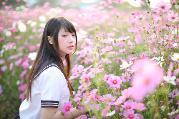 Retrato de japonês escola menina uniforme com rosa cosmos flor - Foto, Imagem