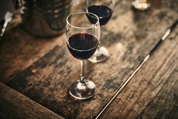Red wine on wood background - 写真・画像