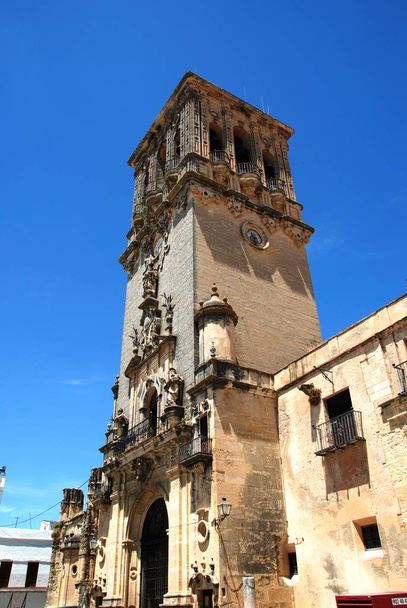 Santa Maria Basilica ja kellotorni Plaza del Cabildissa, Arcos de la Frontera, Espanja
. - Valokuva, kuva