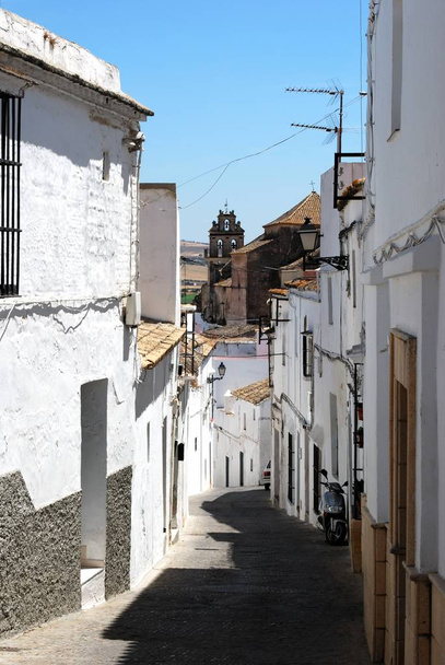 Veja abaixo uma rua velha estreita da cidade, Arcos de la Frontera, Spain
. - Foto, Imagem