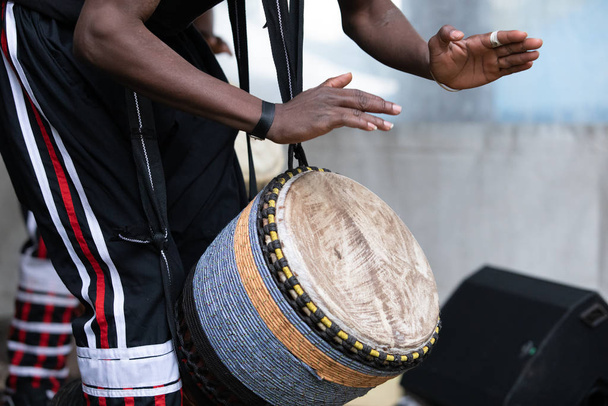Hombre africano tocando tambores djembe
 - Foto, imagen