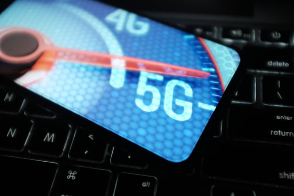 Uusi älypuhelin 5G-logolla. 5G on lyhenne, jota käytetään viittaamaan viidennen sukupolven matkapuhelintekniikoihin.Yhdysvallat, New York. marraskuu 14, 2020
 - Valokuva, kuva