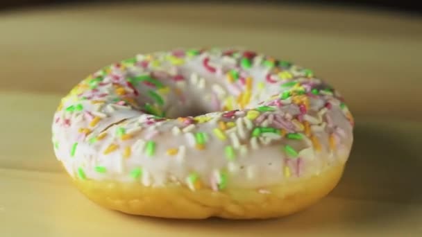 Donut on the table video rotation
  - Кадры, видео