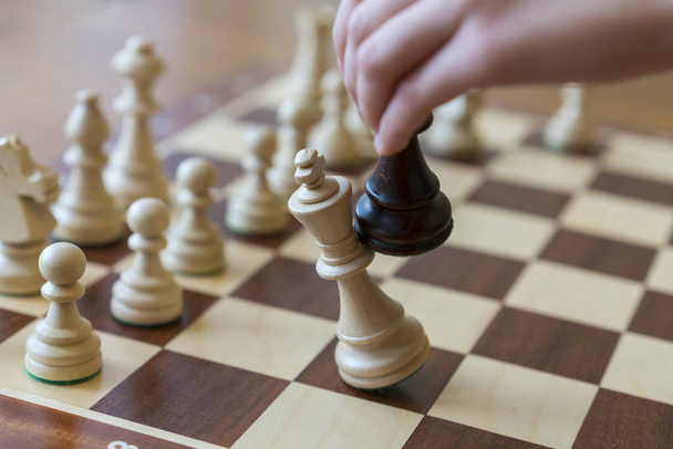 木製のチェス駒を演奏するチェスゲーム。国王の失脚. - 写真・画像