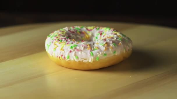 Donut on the table video rotation
  - Кадры, видео