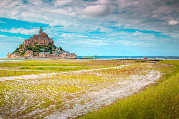 Znana wyspa pływowa Mont Saint Michel w Normandii, Francja - Zdjęcie, obraz