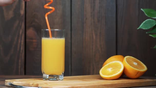 beber un vaso de jugo de naranja comida escena cinematográfica
  - Imágenes, Vídeo