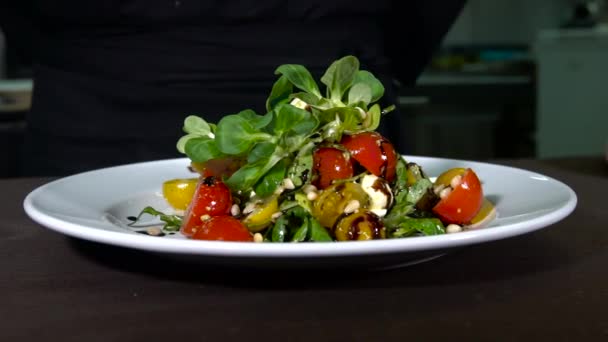 φρέσκια σαλάτα στο τραπέζι  - Πλάνα, βίντεο