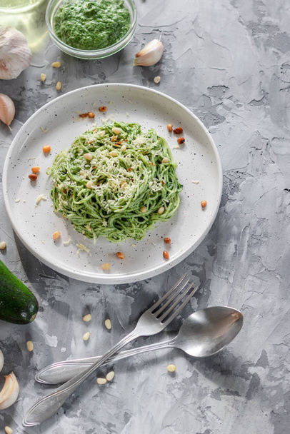 Green pasta with avocado, spinach and pine nuts - Photo, Image