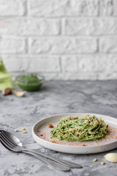Vihreä pasta avokadon, pinaatin ja pinjansiementen kanssa
 - Valokuva, kuva
