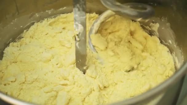 змішування тіста для випічки хліба з професійною спіральною машиною для замісу на виробництві печива
  - Кадри, відео