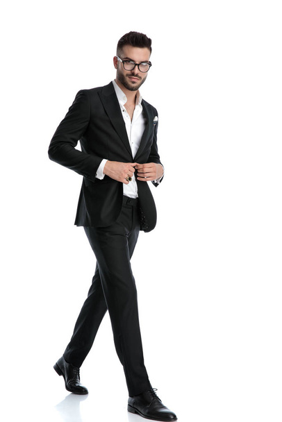 uomo d'affari formale a piedi e giacca di apertura felice
 - Foto, immagini