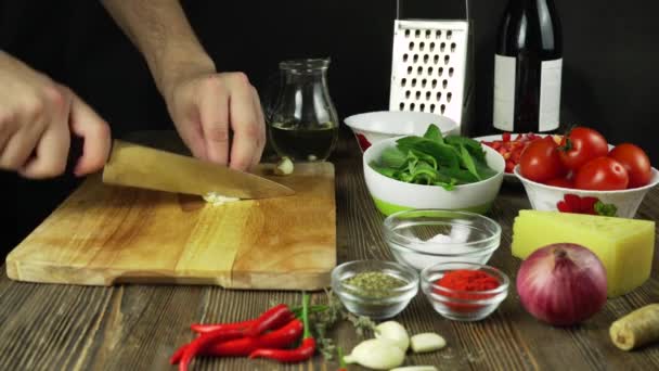 el chef corta en rodajas el cuchillo de ajo tabla de cortar el ajo corte rápido de las verduras ajo ajo para freír las manos del cocinero
  - Metraje, vídeo