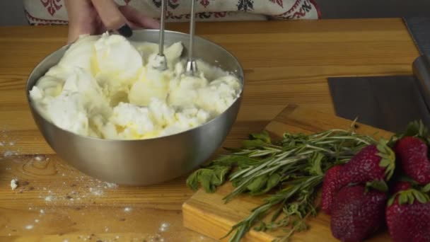 kloppend eiwit en het toevoegen van suiker maken deeg deeg maken torte met boterroom vulling en geraspte chocolade topping serie - Video