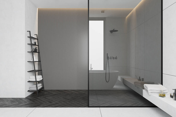Casa de banho em azulejo cinza e branco com chuveiro
 - Foto, Imagem