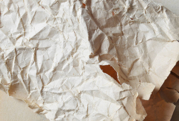 Twórcze tło z rozproszoną pokrywą pogniecionych papierów. - Zdjęcie, obraz