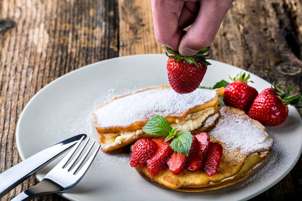 filled with homemade pancakes with strawberries - Foto, afbeelding