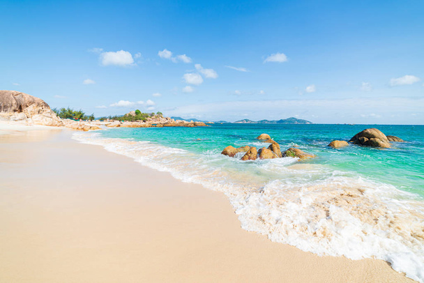 Upea trooppinen ranta turkoosi läpinäkyvä vesi ainutlaatuinen kivi lohkareita, Cam Ranh Nha Trang Vietnam kaakkoisrannikolla matkakohde, autiomaa ranta ei ihmisiä kirkas sininen taivas - Valokuva, kuva