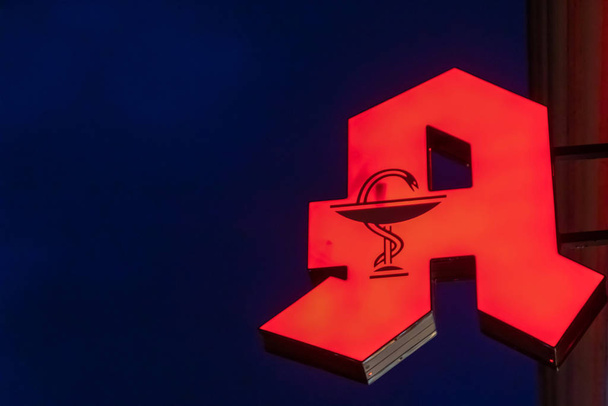 Červená A jako známé znamení pro německé drogerie show jako místo zájmu pro pacienty lékařské pomoci center pro pilulky, léky, léky a léky jako zdravotní péče i ve večerních hodinách osvětlené A - Fotografie, Obrázek