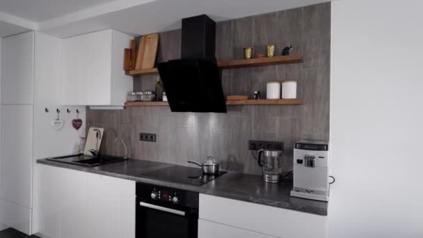 A keretben egy modern, kényelmes konyha. Az intelligens készülékek a minimalista belső térbe vannak beépítve. Természetes anyagok tervezése. - Felvétel, videó