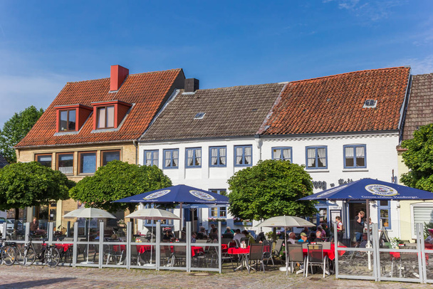 Éttermek és kávézók a központi piac téren Schleswig - Fotó, kép