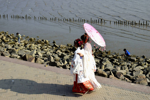 Dwie dziewczyny w stroju dynastii Han przechadzające się wzdłuż rzeki - Zdjęcie, obraz