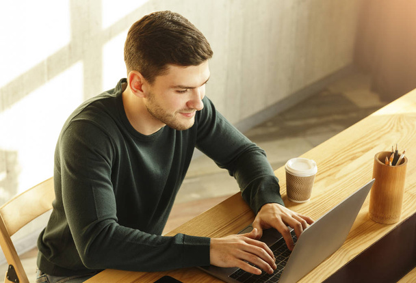 Copywriter Man Pracujący na laptopie w nowoczesnym biurze, High-Angle - Zdjęcie, obraz