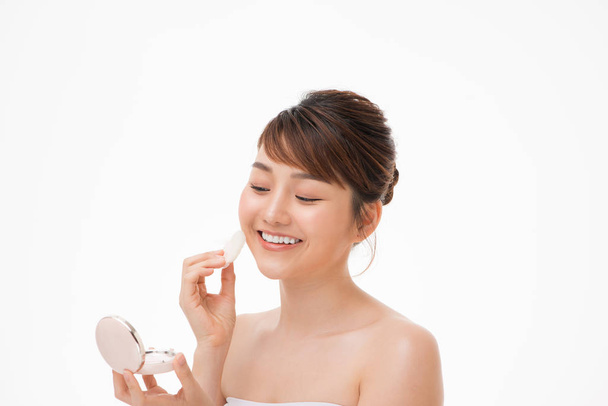 Mujer aplicando polvo cosmético en su cara - Foto, imagen