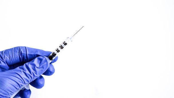 Bannière Main en gant bleu tenant la seringue d'insuline isolée sur fond blanc, Espace de copie
 - Photo, image