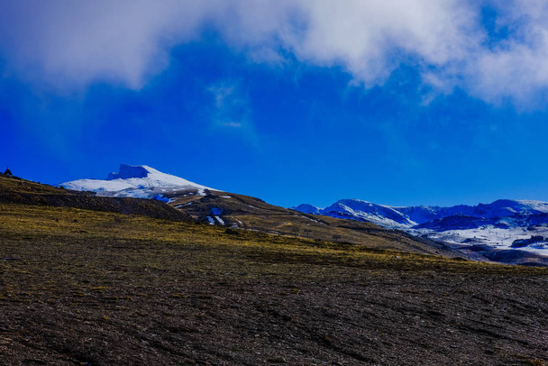 Hermoso paisaje cubierto de nieve montañas y cielo azul
 - Foto, imagen