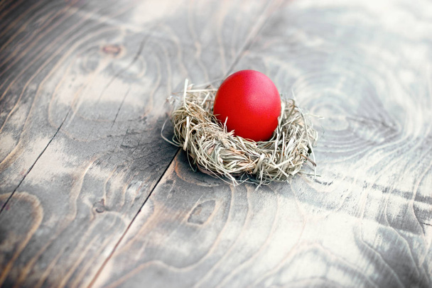 Пасхальне яйце, червоне пасхальне яйце в гнізді
 - Фото, зображення