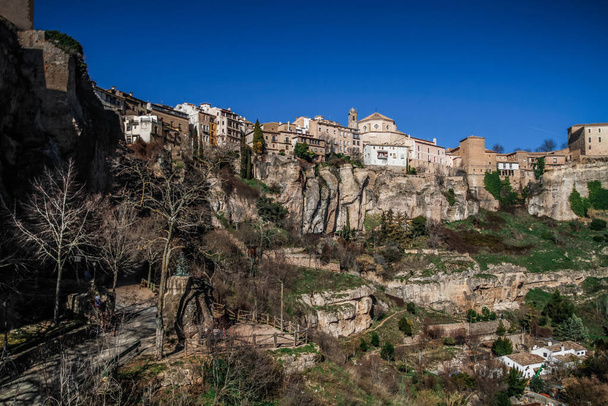 Cuenca 'nın tarihi kasabası, İspanya. Kayalık tepelerin tepesinde eski bir kasaba, Castilla La Mancha, İspanya. Asılı evler uçurumun kenarına tünemişti. Muhteşem İspanya - Kayalıklardaki şehir - Cuenca - Fotoğraf, Görsel