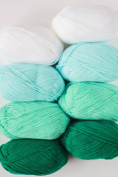 pastellfarbene Wollfäden aus Acryl - Foto, Bild