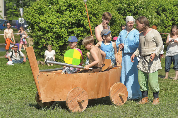 Children play with shields at the Norwegian Vikings festival of  - Zdjęcie, obraz