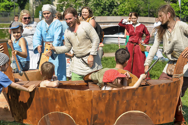 Children play with shields at the Norwegian Vikings festival of  - Zdjęcie, obraz