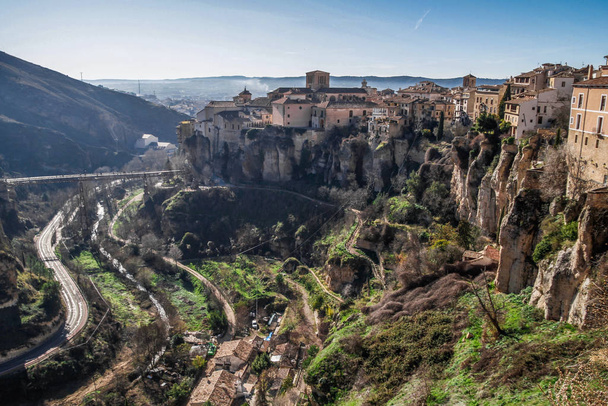 Cuenca 'nın tarihi kasabası, İspanya. Kayalık tepelerin tepesinde eski bir kasaba, Castilla La Mancha, İspanya. Asılı evler uçurumun kenarına tünemişti. Muhteşem İspanya - Kayalıklardaki şehir - Cuenca - Fotoğraf, Görsel