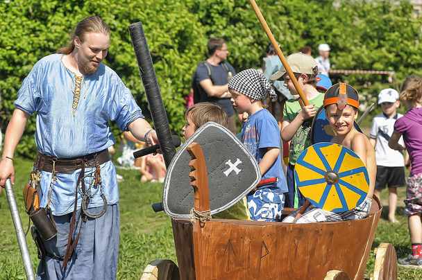 Children play with shields at the Norwegian Vikings festival of  - Foto, imagen