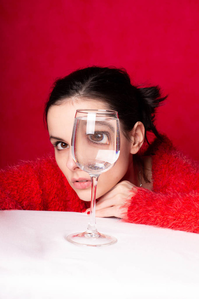 beautiful girl in red with a glass of water - Foto, Imagem