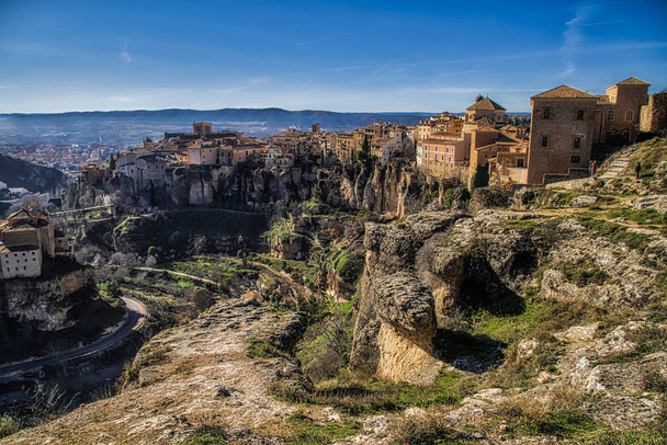 Historische Stadt Cuenca - Spanien. Altstadt auf felsigen Hügeln, Kastilien La Mancha, Spanien. Hängende Häuser thronen auf den Klippen. Erstaunliches Spanien - Stadt auf Felsen - Cuenca - Foto, Bild