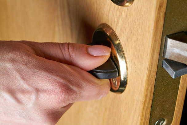Cerrando o desbloqueando la puerta con llave en la mano - Foto, imagen